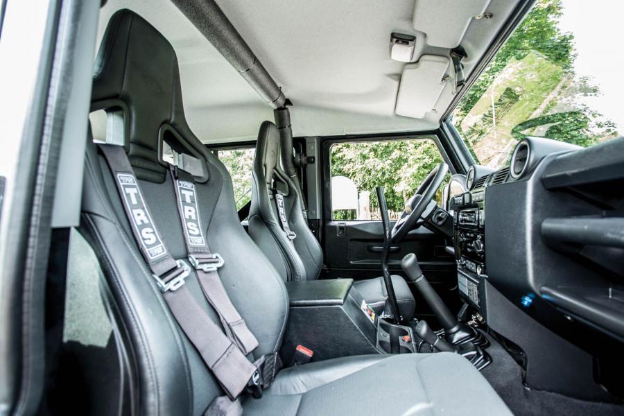 Интерьер Land Rover Defender 110 James Bond Villain 2017 года  (фото 19 из 21)